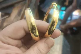 老奶奶花30000多，做两只一样重的黄金手镯，分给儿媳妇视频封面