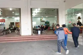 中国开往越南国际客车，在越南服务区停车吃饭，会有哪些不一样呢视频封面