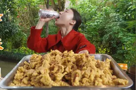小雨买菜籽油炸酥肉，又香又酥，配罐啤酒好吃到停不下来视频封面