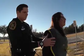 美国警察执法真实场景，酒驾女人神志不清还狂喷警察，太大胆了！视频封面