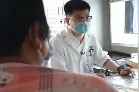 女孩患上骨癌，母亲盲目想为女儿捐骨治疗，被医生拒绝视频封面