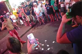 揭秘:泰国网红老头飞牌魔术，原理非常简单，学会去骗朋友玩视频封面