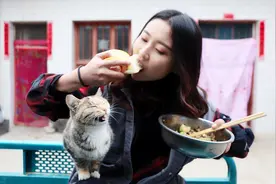 一口黄瓜一口馍，蘸着记忆里的味道“老干妈”，怎一个美味了得！视频封面