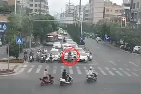 广东潮州一男子骑车一路阻挡救护车送医,劝说无用,扣13分罚1900元视频封面