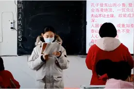 感人一幕！山东一高中老师上晚课突然晕倒，下一秒学生冲了上来视频封面