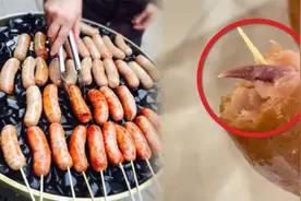 直接吐了！女子烤肠吃到一半，竟吃出疑似“老鼠尾巴”异物视频封面
