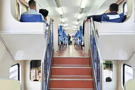 小伙第一次乘坐双层软座火车，感觉好高级，很有意思视频封面