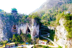 贵州一户人家隐居山洞已300多年，走近一看犹如世外桃源视频封面
