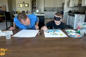 大卫来了：大卫玩蒙眼作画挑战，没想到闭着眼睛还能画的这么好！视频封面