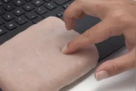 老外发明仿生皮肤手机壳，摸它还会做出反应，网友：画皮既视感视频封面