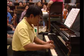 14岁的郎朗！1996年陈佐湟指挥中国交响乐团首演 青涩郎朗露面视频封面