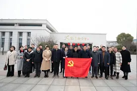 安徽凤阳：当年小岗村18个红手印之一的严学昌宣讲“小岗”精神视频封面