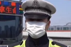 假交警路上遇到真交警，一张口就露了馅，已被依法拘留视频封面