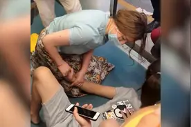 湖北一男子地铁上癫痫发作，女护士跪地施救，系武汉最早抗疫护士视频封面