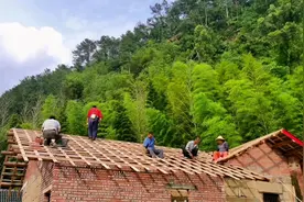 石头房子翻修，不愧是师傅安身立命的本事。视频封面