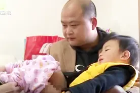 2岁半孩子经常尿裤子，妈妈一天得洗20次，妈妈都无奈了！视频封面