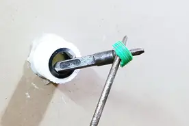 水管掰裂了，断了的管子堵住内丝接头怎么办？教你一招，轻松修好视频封面