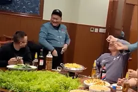 男子扮服务员去兄弟聚会，上俩菜没被认出“气”到摔瓶视频封面