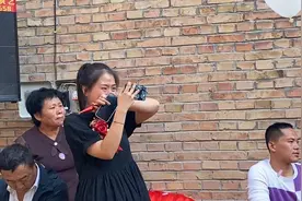 妹妹强忍泪水看姐姐出嫁，在台下忍不住偷偷抹泪，下一幕让人破防视频封面