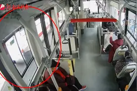 河南郑州：公交车长闯红灯 让出一条生命通道视频封面