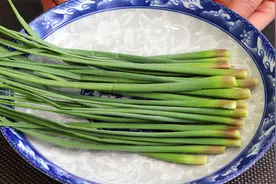 蒜苔尾巴是个宝，不要再扔掉了，教你好吃的做法，每次出锅全抢光视频封面