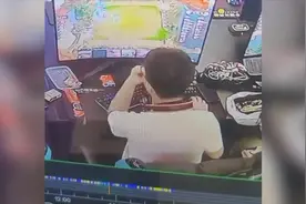 小伙在网吧打游戏输了 直接一拳打坏屏幕关机走人视频封面