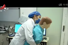 广西河池：孩子吃东西卡喉 家长巧用海姆立克法急救视频封面