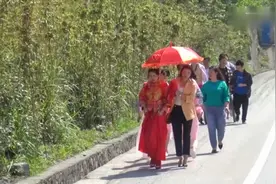 贵州一帅哥迎亲，新娘半路下车走路进家，是个吃得苦的好女人视频封面