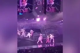香港红馆演唱会期间大屏幕掉落致一舞者伤情严重或永久瘫痪视频封面