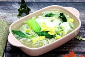 煮挂面的家常做法，加个鸡蛋加点青菜，简单一煮可好吃了视频封面