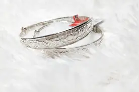 宝宝的金银镯长命锁，该由姥姥还是奶奶买？戴这些需要注意什么视频封面