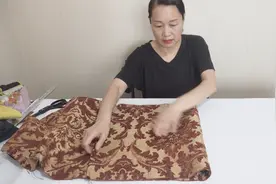 老窗帘扔了可惜！剪成正方形缝半圈，放家里实用舒适视频封面