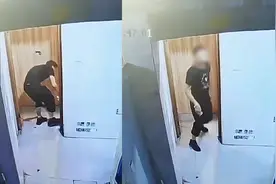男子趴女厕偷窥被撞见拔腿就跑 警方：到现场时人跑了 正调查视频封面