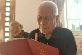河南籍志愿军烈士展志忠遗骸归国，七旬儿子手捧烈士证书泣不成声视频封面