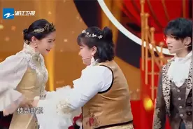 现场量腰围，吉娜腰围54，晓彤直接认输，贾玲：量那玩意儿干啥视频封面