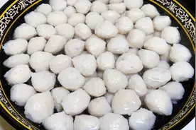 纯手工自制鱼丸，从切鱼片到打泥都有诀窍，讲解详细，嫩滑无腥味视频封面