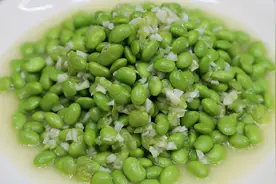 大厨教你凉拌毛豆最好吃的做法，翠绿不发黄，毛豆入味蒜香浓郁视频封面