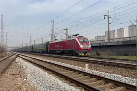 清晨京沪线下行东来的直特/特快列车Z195,Z85,T235,D705视频封面