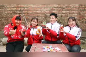 小伙伴们用橡皮泥捏甜甜，妈妈捏的真好看，来福捏的甜甜太抽象了