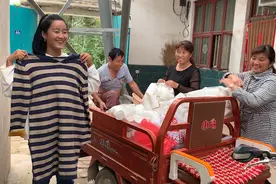 晨晨妈妈新买的3件衣服，晨晨上身效果咋样？样样都比女儿还洋气视频封面