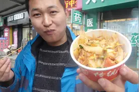 小伙妈妈和大姑去逛街，看到东北特产烤冷面，你吃过它吗？视频封面