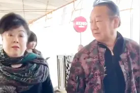 蒋大为携妻子久违现身，头顶谢广坤同款发型，72岁仍精神矍铄视频封面