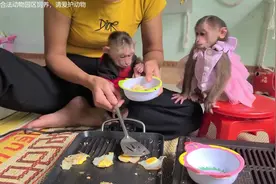 真没想到啊，猴子吃鸡蛋能吃上瘾，女孩给猴子煎蛋视频封面