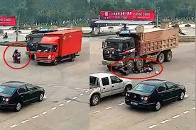监拍：男子违规被两辆大货车“两面夹击” 360度翻滚死里逃生视频封面