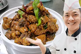 青椒炒鸡最受欢迎的家常做法，大厨教你用简单小香料做出酒店味道视频封面