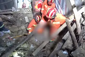 河南一民房深夜突然坍塌六旬老人被埋，消防员徒手挖刨1小时救出视频封面