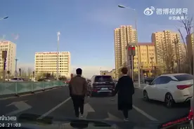 机动车道里散步，随意把车停在路中视频封面