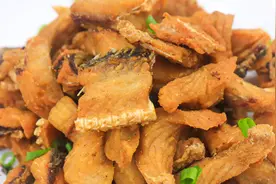 吃鱼不用担心鱼刺，厨师长的做法涨见识，鱼刺鱼肉直接一起嚼着吃视频封面