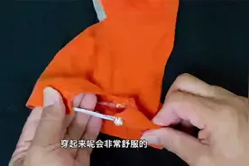 衣服袖口太紧勒着不舒服，加个松紧绊缝一粒扣子，舒适又好看