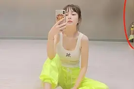 李小璐跳完舞自拍，谁注意到背后年纪小小的甜馨居然在打游戏？视频封面